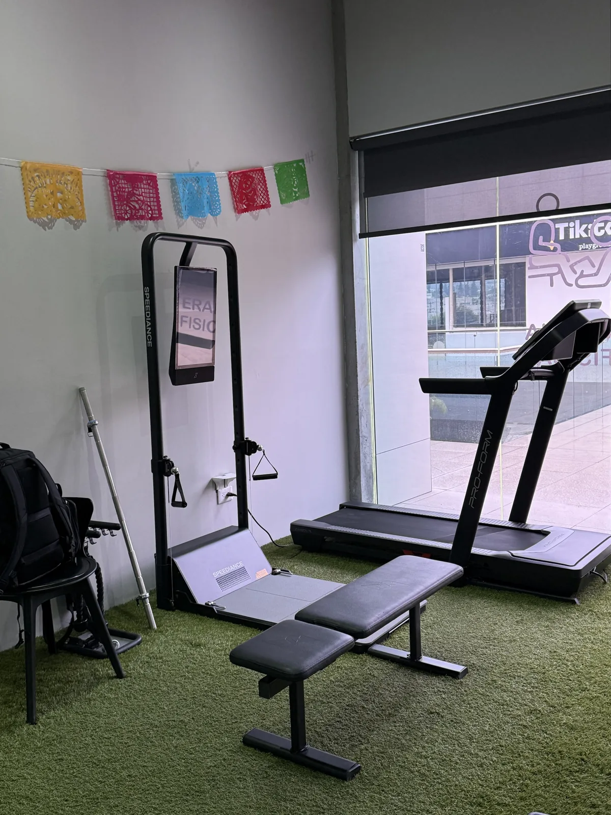 Caminadora y área de entrenamiento
