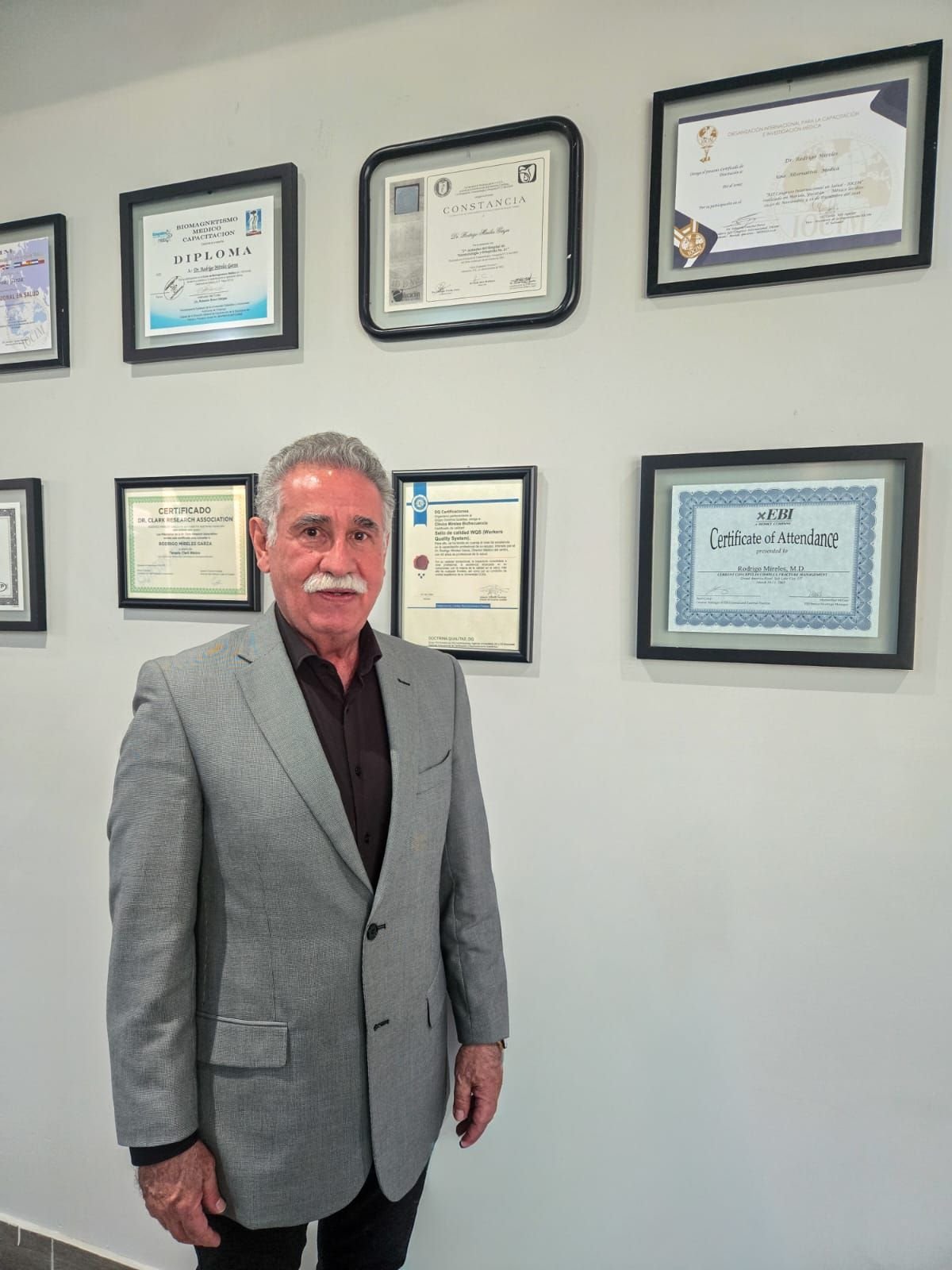 Dr. Rodrigo Mireles Garza en su consultorio